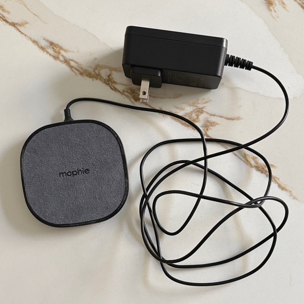 Mophie Charcoal Wireless Charger with Adapter